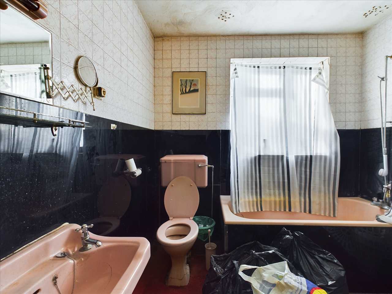 Broomfield Avenue, Cliffs